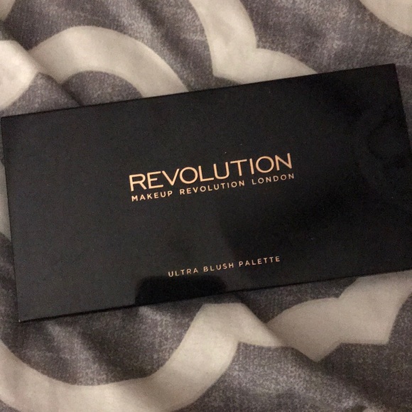 Makeup Revolution Bronzer Palette - Picture 2 of 3